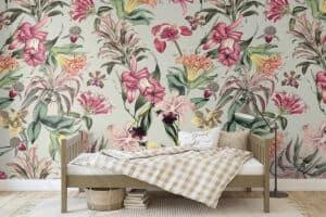 Behang met tropische bloemen op grijsgroene achtergrond