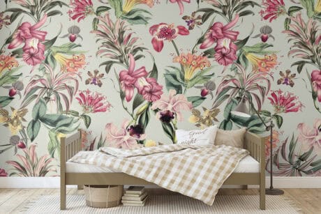 Behang met tropische bloemen op grijsgroene achtergrond