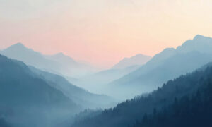 Landschapsbehang met mistige bergen in blauwe tinten