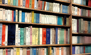Boeken behang met boekenkast in pastelkleuren