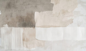 Minimalistische verfcompositie in taupe behang