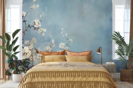 Witte bloemen op blauwe verweerde muur